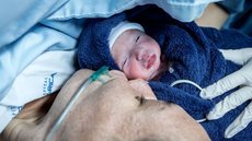 Com a ajuda de uma equipe multidisciplinar, Elisflavia deu à luz sua filha Olívia, simbolizando esperança e resiliência em tempos difíceis - Imagem: Divulgação