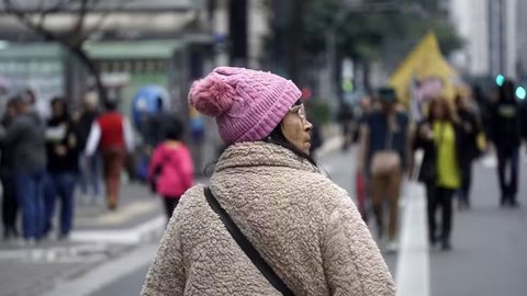 A chegada de uma frente fria promete instabilidade e queda nas temperaturas em São Paulo até domingo, com ventos intensos - Imagem: Reprodução/Defesa Civil