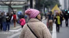 A chegada de uma frente fria promete instabilidade e queda nas temperaturas em São Paulo até domingo, com ventos intensos - Imagem: Reprodução/Defesa Civil