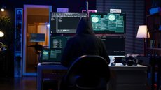 Investigações revelaram que a quadrilha operava em plataformas ocultas, criando contas falsas e negociando produtos ilícitos - Imagem: Reprodução/Freepik