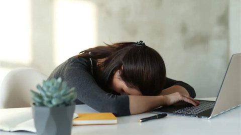 Descubra como a normalização da carga mental impacta a vida das mulheres sem que elas percebam - Imagem: Reprodução/Freepik