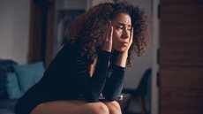 Descubra como o esgotamento pode se manifestar silenciosamente, afetando a vida das mulheres sem que elas percebam - Imagem: Reprodução/Freepik
