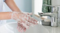 A higienização correta das mãos é essencial para prevenir doenças e infecções, especialmente em ambientes hospitalares - Foto: Reprodução/Freepik