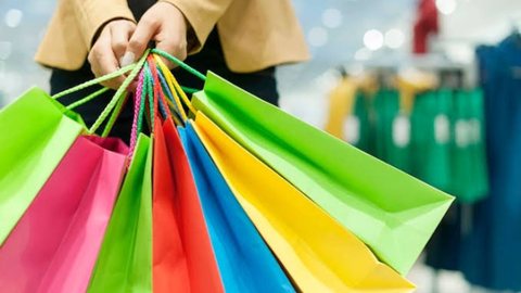 Os shoppings estão se reinventando como espaços de convivência e criação de conteúdo, além de serem locais de compras - Imagem: Reprodução/Freepik