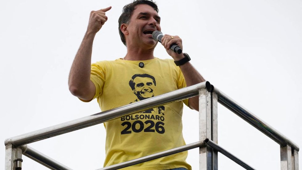 Flávio Bolsonaro diz que foi mal interpretado após fala sobre eleições