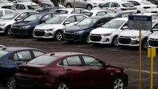 O aumento das taxas de juros encareceu o crédito, levando consumidores a adiar a compra de veículos novos e optar por usados - Imagem: Reprodução/Redes Sociais