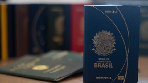 Sem data definida para a retomada do processamento, brasileiros devem aguardar novas orientações do Ministério das Relações Exteriores - Imagem: Reprodução/Redes Sociais