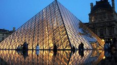 Ladrões invadiram a Galeria Apollo do Louvre e roubaram nove peças históricas em um ousado assalto que durou apenas sete minutos - Imagem: Reprodução