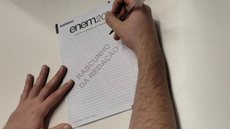 Descubra as melhores estratégias para escrever uma redação nota 1000 e evitar erros comuns que podem custar pontos - Imagem: Reprodução
