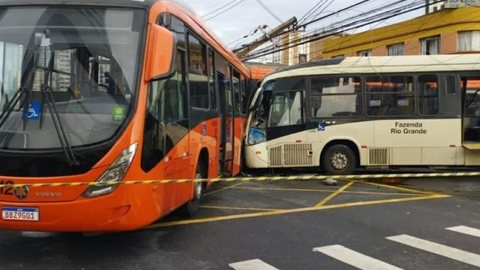 Acidente de ônibus deixa ao menos 45 pessoas feridas - Imagem: Reprodução/Corpo de Bombeiros do Paraná