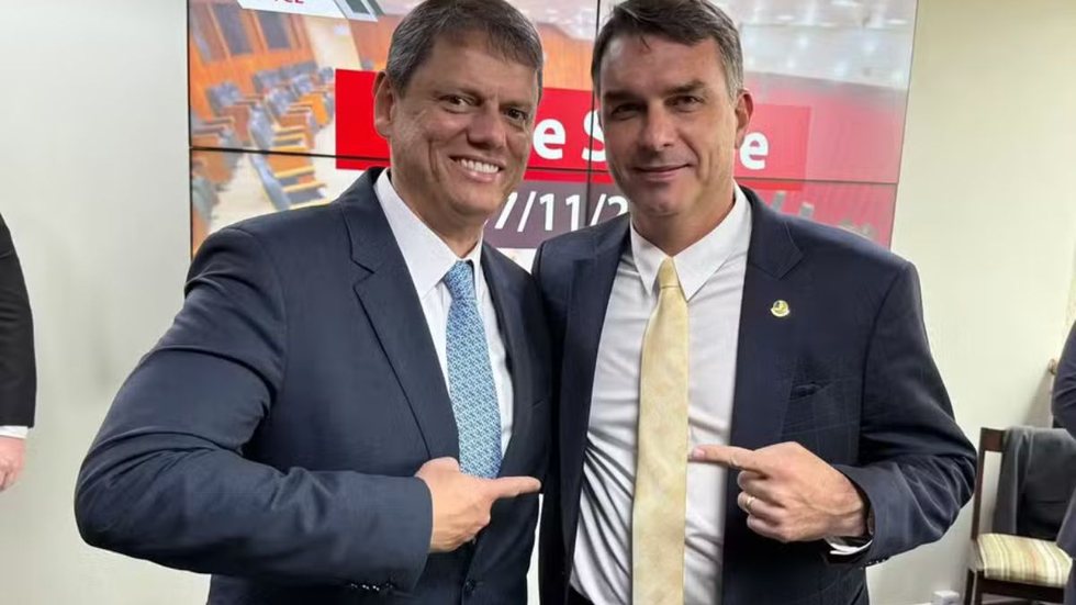 Marcha para Jesus reúne Flávio Bolsonaro, Tarcísio e milhares de fiéis em São Paulo