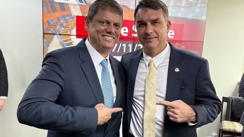 Entre os políticos presentes, Tarcísio de Freitas e Flávio Bolsonaro devem discursar, marcando um reencontro após semanas de distanciamento - Imagem: Reprodução/Redes Sociais