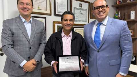 À esquerda o colunista Márcio Oliveira ao meio o homenageado Marcos Pereira e a direita o Presidente do ICDT João Paulo Barbosa Lyra. - Imagem: Reprodução
