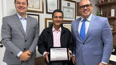 À esquerda o colunista Márcio Oliveira ao meio o homenageado Marcos Pereira e a direita o Presidente do ICDT João Paulo Barbosa Lyra. - Imagem: Reprodução