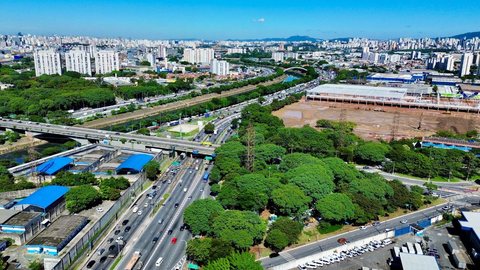 A cidade de São Paulo agora conta com 11 bosques urbanos, incluindo o Bosque Macuco, que promove a conservação ambiental e a biodiversidade - Imagem: Sergio Barzaghi/SECOM/Divulgação prefeitura SP
