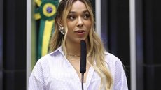 Erika Hilton, primeira mulher trans a presidir a comissão, reafirma compromisso com a inclusão em seu discurso de posse - Imagem: Reprodução/Câmara dos Deputados