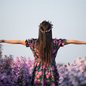 Descubra como a fé e a identidade pessoal são fundamentais para alcançar uma felicidade verdadeira e duradoura - Foto: Reprodução/Freepik