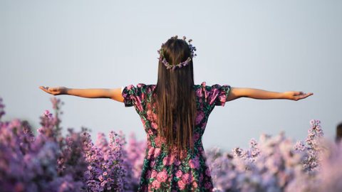 Descubra como a fé e a identidade pessoal são fundamentais para alcançar uma felicidade verdadeira e duradoura - Foto: Reprodução/Freepik
