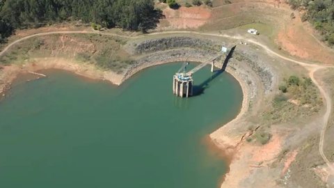 O aumento das temperaturas e o consumo elevado de água agravam a situação, tornando a recuperação dos reservatórios ainda mais difícil - Imagem: Reprodução/Redes Sociais