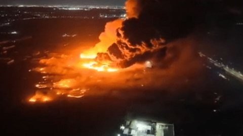 Uma explosão em um complexo industrial em Ezeiza, Argentina, deixou 15 feridos e causou danos significativos em residências próximas - Imagem: Reprodução