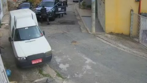 Câmeras de segurança capturaram o momento da abordagem, mas não mostram o interior do veículo do suspeito - Imagem: Reprodução/G1