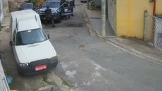 Câmeras de segurança capturaram o momento da abordagem, mas não mostram o interior do veículo do suspeito - Imagem: Reprodução/G1