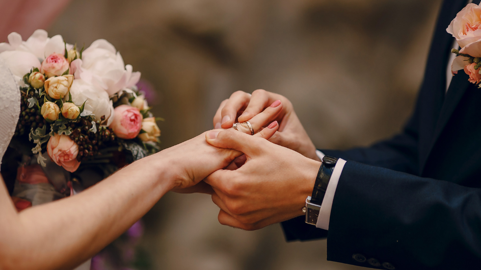 Fake News: Casamentos heterossexuais são legais na Finlândia; a alegação contrária é falsa - Imagem: reprodução Freepik