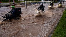 A forte chuva transformou ruas da Grande São Paulo em cenários de emergência, com alagamentos e lentidão no trânsito - Imagem: Reprodução