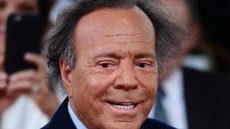 Depoimentos de ex-funcionárias expõem um ambiente de trabalho marcado por medo e retaliações sob o comando de Julio Iglesias - Imagem: Reprodução/Redes Sociais