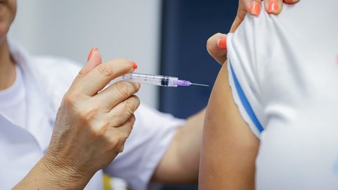 Autoridades de saúde alertam que, apesar da vacinação, a prevenção contra o mosquito Aedes aegypti continua sendo essencial - Imagem: Reprodução/Cofen