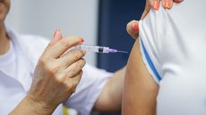 Autoridades de saúde alertam que, apesar da vacinação, a prevenção contra o mosquito Aedes aegypti continua sendo essencial - Imagem: Reprodução/Cofen