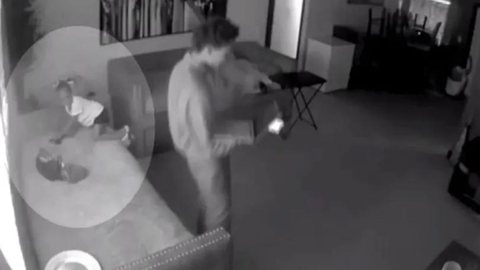 Criança de 3 anos atira na própria mão com arma encontrada no sofá; vídeo - Imagem: Reprodução/OGlobo