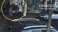 Imagens de câmeras de segurança mostram a ação violenta de dois assaltantes que renderam um pedestre com arma e agrediram-no - Foto: Reprodução/CoSecurity