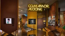 Fotografias, figurinos e prêmios revelam momentos marcantes da carreira de Alcione e sua relação com a cultura nordestina - Foto: Reprodução/Ana Mello Fotografia