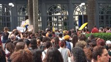 Protestos organizados por estudantes e comunidade escolar pedem justiça e combate ao racismo após o incidente no shopping - Imagem: Reprodução/Agência Brasil