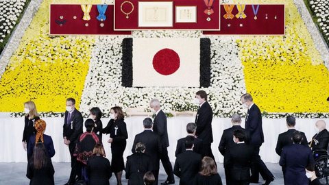 Com flores e salva de tiros, Japão se despede de Shinzo Abe - Imagem: reprodução grupo bom dia