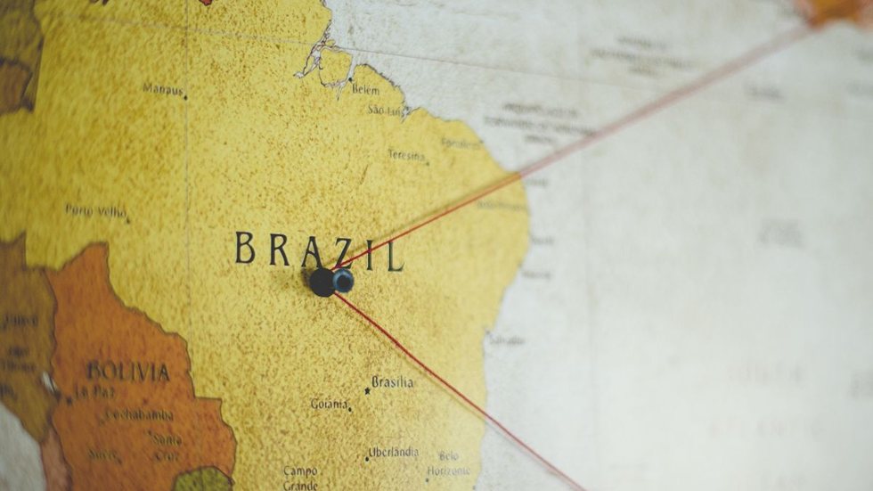 Brasil volta ao mapa dos investimentos internacionais: país sobe no ranking da Kearney - Imagem: Reprodução/Freepik