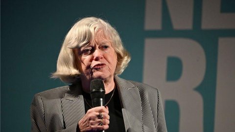 Ann Widdecombe, ex-deputada e figura pública, teve uma carreira política significativa, mas sua morte está sendo tratada como crime comum - Foto: Reprodução/X @bbc