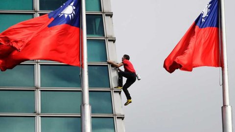 Em 2004, o francês Alain Robert também escalou o Taipei 101, mas Honnold se destacou pela rapidez e pela ausência total de proteção - Imagem: Reprodução/Redes Sociais