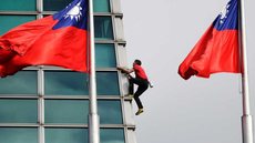 Em 2004, o francês Alain Robert também escalou o Taipei 101, mas Honnold se destacou pela rapidez e pela ausência total de proteção - Imagem: Reprodução/Redes Sociais