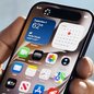 Descubra como o Hold Assist da Apple permite que você use seu iPhone enquanto aguarda atendimento, eliminando a frustração das músicas de espera - Foto: Reprodução