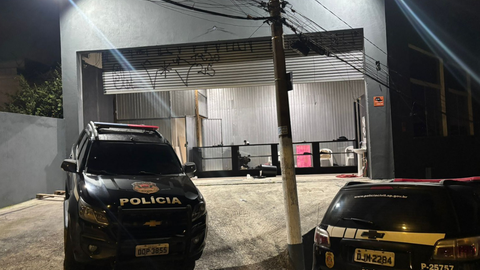 Três veículos estavam sendo desmontados no momento do flagrante - Imagem: Divulgação | Polícia Civil de São Paulo