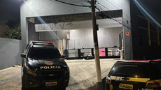 Três veículos estavam sendo desmontados no momento do flagrante - Imagem: Divulgação | Polícia Civil de São Paulo