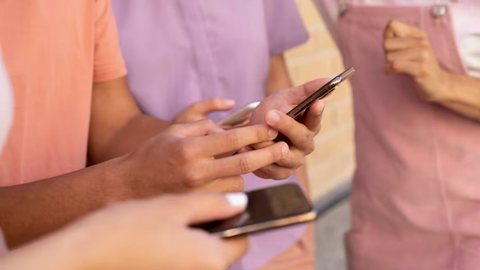 Entenda como a desconexão temporária do celular pode transformar sua rotina e saúde mental - Imagem: Reprodução/Freepik
