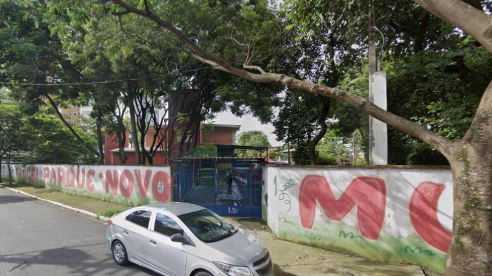 Material foi deixado no pátio da escola - Imagem: Reprodução / Google Street View