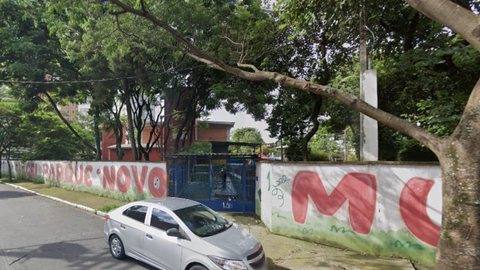 Material foi deixado no pátio da escola - Imagem: Reprodução / Google Street View