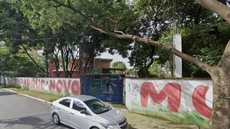 Material foi deixado no pátio da escola - Imagem: Reprodução / Google Street View