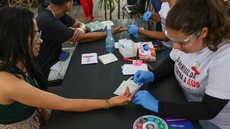 Campanhas de conscientização são essenciais para promover o diagnóstico precoce e combater o estigma associado ao HIV e AIDS - Imagem: Reprodução/Agência Brasil