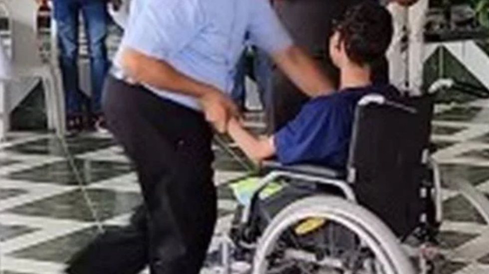 Diácono dançou com fiel em cadeira de rodas - Imagem: reprodução Instagram