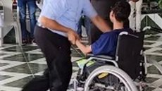 Diácono dançou com fiel em cadeira de rodas - Imagem: reprodução Instagram